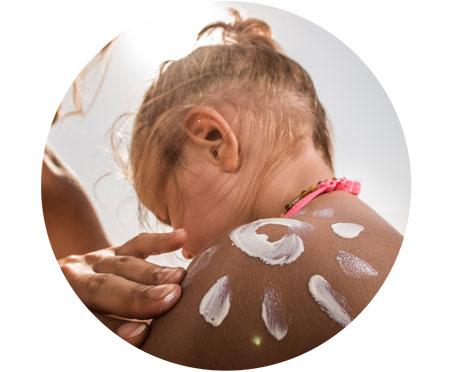 kinderen-in-de-zon-insmeren