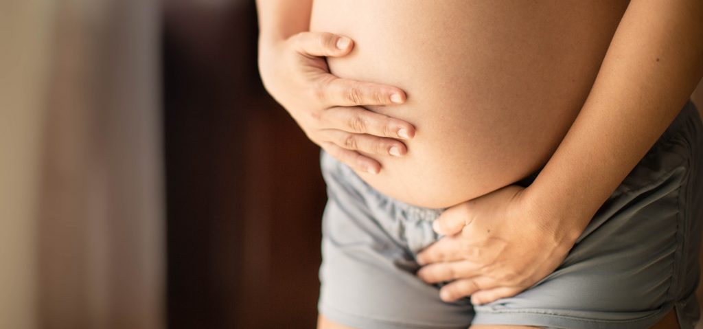 Als je zwanger bent, krijg je met allerlei kwaaltjes te maken. Blaasontsteking komt bijvoorbeeld veel voor bij zwangere vrouwen. Ontdek in onze BLOG hoe je weet dat je een blaasontsteking hebt en wat je dan kan doen.