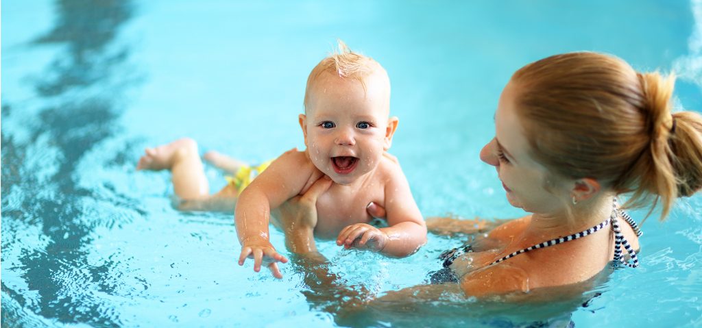Vanaf wanneer mag een baby zwemmen en handige tips
