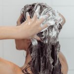 Cheveux gras ? Voici comment s’en débarrasser