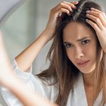 Roos: heb je van die witte schilfertjes in je haar?