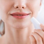 Les baumes avec FPS contre les coups de soleil sur les lèvres