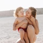 Partir en vacances avec bébé: à quoi faire attention?
