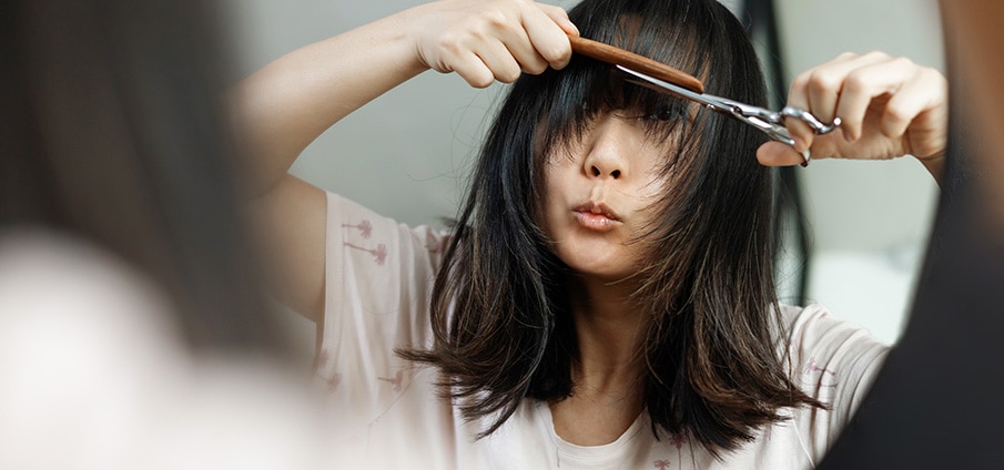 Couper sa frange soi-même : types et conseils par type de cheveux