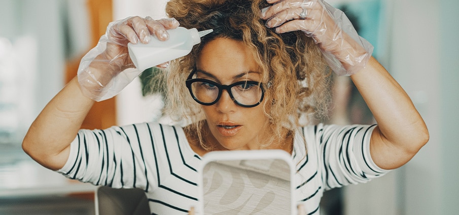 Hoelang moet haarverf intrekken? Ontdek de tijd per merk!