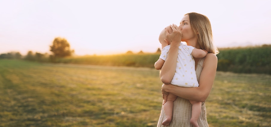 Pasgeboren baby bij warm weer: kleding en tips
