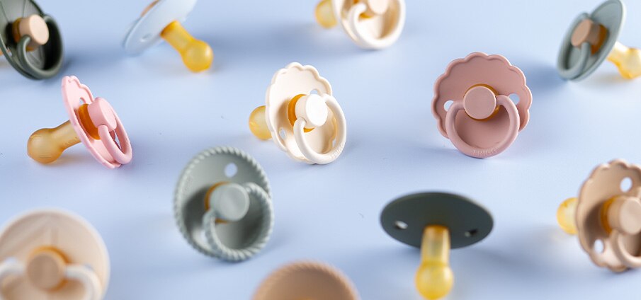 Nouveau chez Kruidvat : des tétines Frigg aux couleurs gaies ! Nouveau chez Kruidvat : des tétines Frigg aux couleurs gaies !