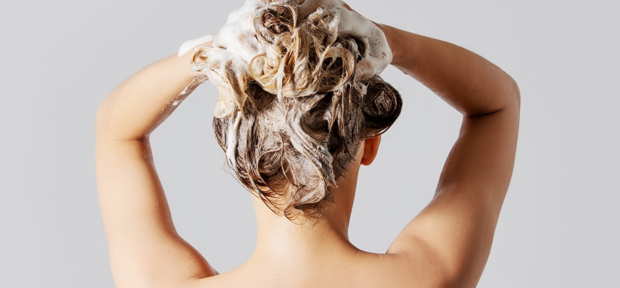 Een shampoo met of zonder sulfaten, wat is beter voor je krullen? 